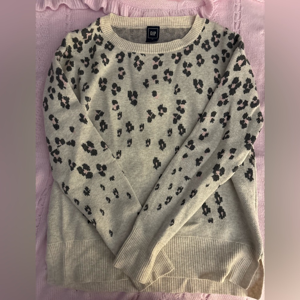 GAP XS PINK AND GREY CHEETAH PRINT SWEATER